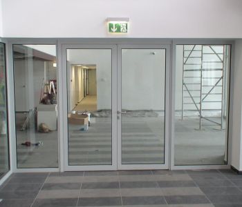 Makó Marathon - Coolfire-Thermo 74 Brandschutztür und -fassade aus Glas