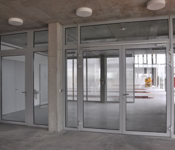Alsónémedi Incubator House Coolfire-Thermo 74 Brandschutztür und Fassade aus Glas
