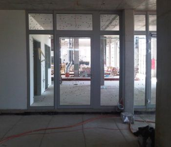 Alsónémedi Incubator House Coolfire-Thermo 74 Brandschutztür und Fassade aus Glas