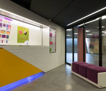 Deak Square BKK Kundendienstzentrum - Coolfire-Thermo 74 Feuerschutzglastür und Fassade