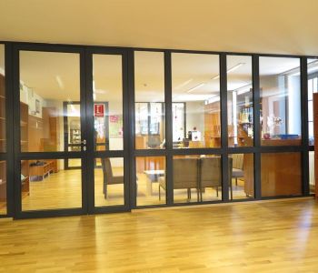 Brenner Janos Schule Coolfire-Thermo 74 Brandschutztür und Fassade aus Glas