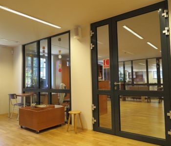 Brenner Janos Schule Coolfire-Thermo 74 Brandschutztür und Fassade aus Glas