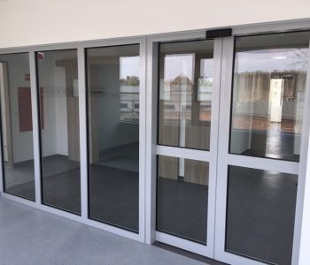 Budapest Medical Center Coolfire-Thermo 74 Automatik Schiebetür