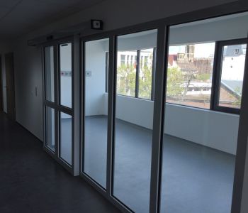 Budapest Medical Center Coolfire-Thermo 74 Automatik Schiebetür