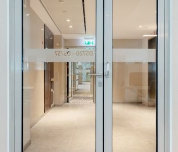 OTP Bürogebäude Budapest Coolfire-Thermo EI90 Feuerschutzglastür und Fassade