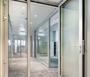 OTP Bürogebäude Budapest Coolfire-Thermo EI90 Feuerschutzglastür und Fassade