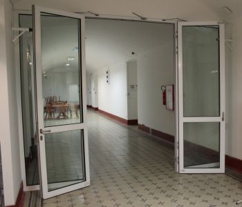Katholische Universität Pázmány Péter Coolfire-Thermo 74 Feuerfeste Glastür und Fassade
