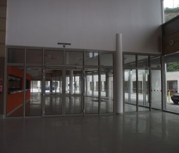 Tokaji Fesztiválkatlan Coolfire-Thermo 74 Brandschutztür und Fassade aus Glas