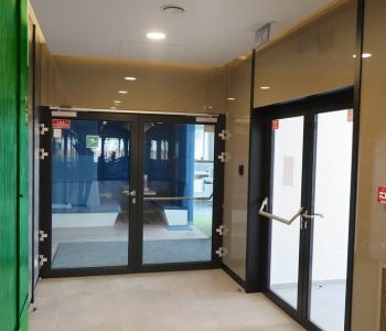 V43 Geschäftszentrum Coolfire-Thermo 74 Brandschutztür und Fassade aus Glas
