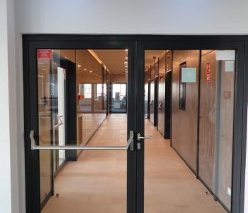 V43 Geschäftszentrum Coolfire-Thermo 74 Brandschutztür und Fassade aus Glas