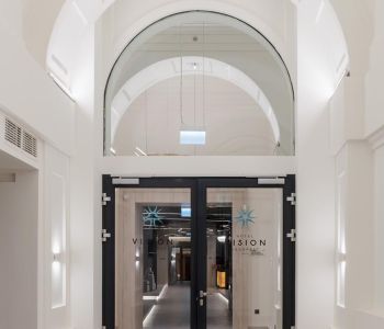 Vision Hotel - Thermo 74 Feuerschutzglastür mit rahmenlosem, gebogenem Oberlicht EI90